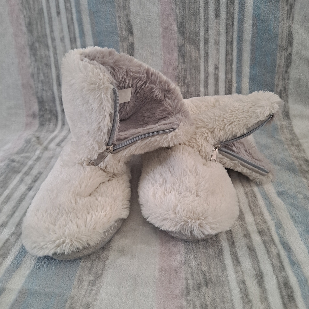 Aerosole White Faux Fur Booties/Slippers Size L 8/9